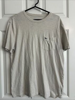 Vineyard Vines Men’s Short-Sleeve Pocket Tee in Light Gray